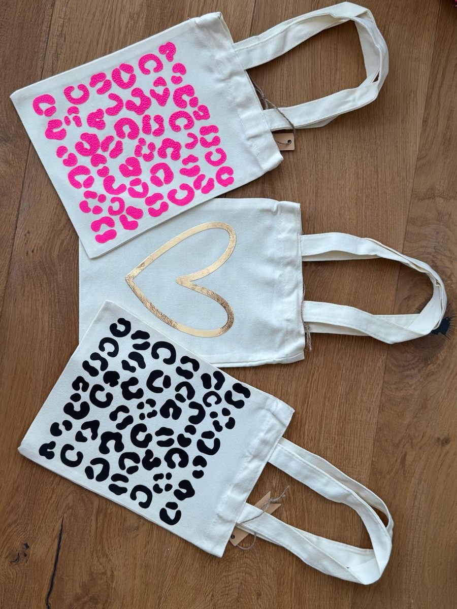 Handbemalte Stofftaschen mit Leoparden- und Herzmuster