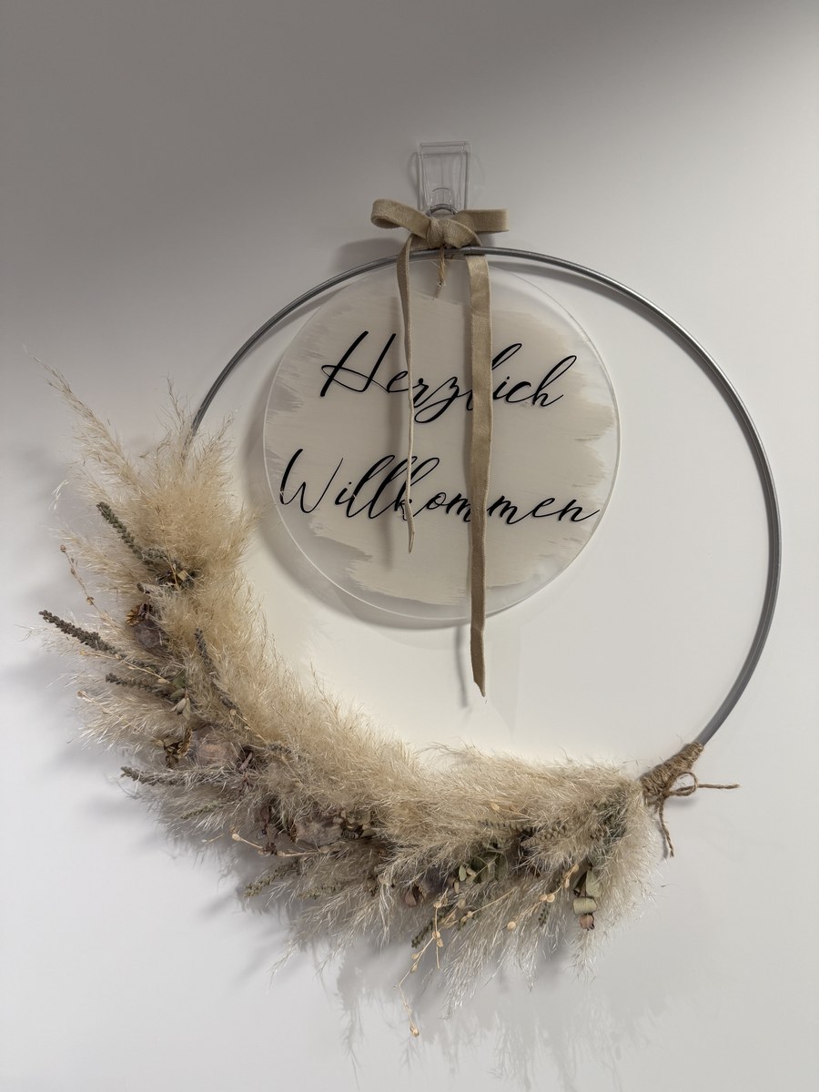 Türkranz mit Pampasgras und Trockenblumen, Schild mit Herzlich Willkommen