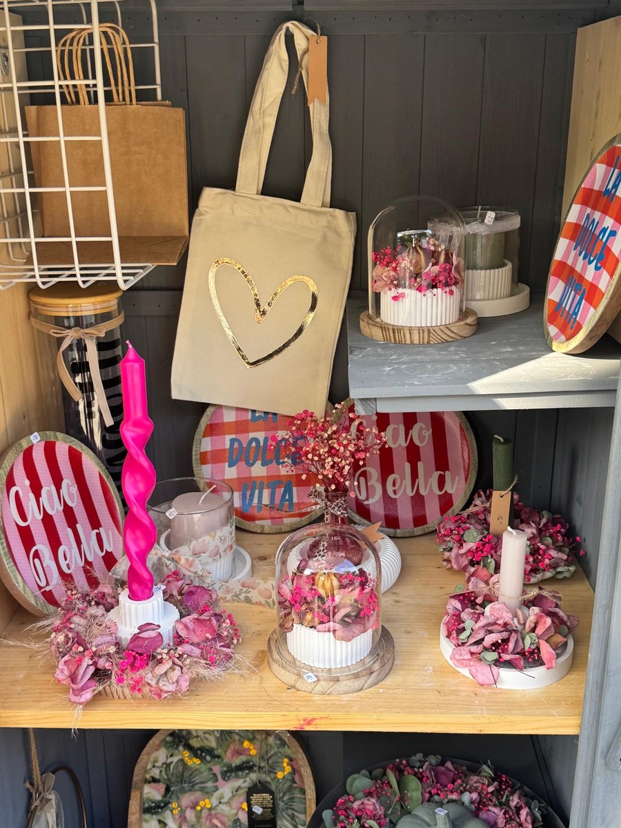 Marktstand mit Deko-Artikeln, Taschen und Trockenblumengestecken