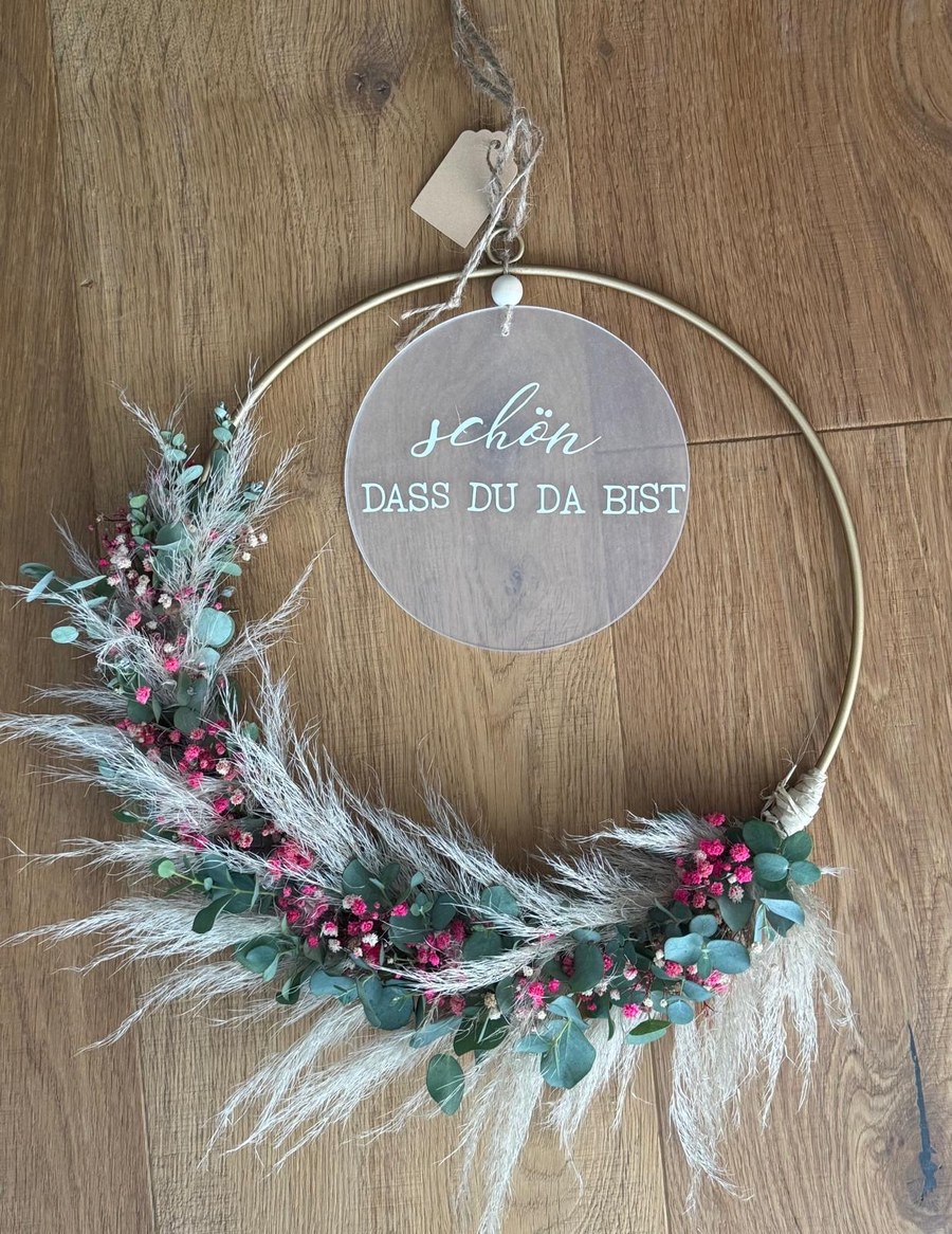 Goldener Türkranz mit rosa Trockenblumen, Schild Schön dass du da bist