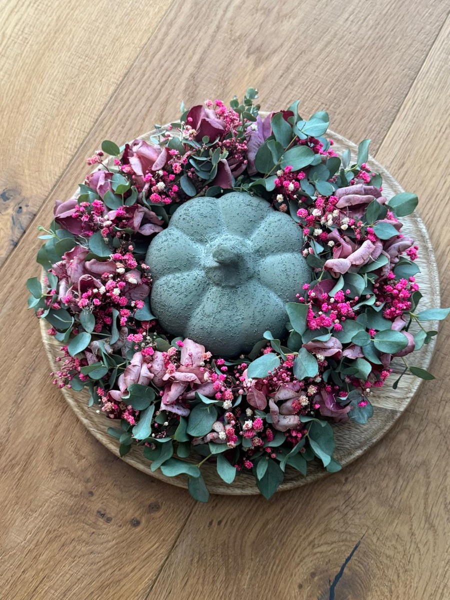 Runder Trockenblumenkranz mit Kürbis-Deko in Salbeigrün und Pink