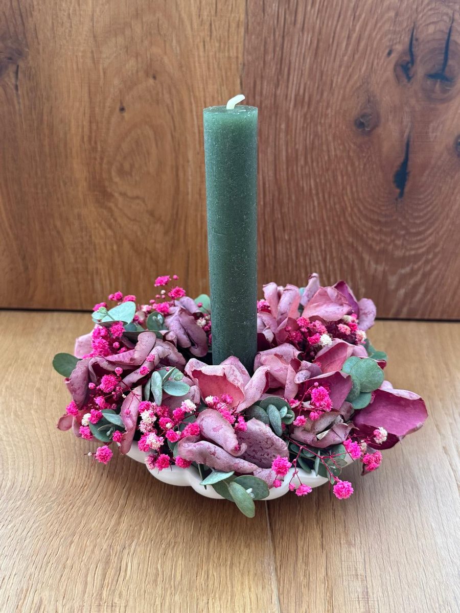 Trockenblumenkranz mit grüner Stabkerze