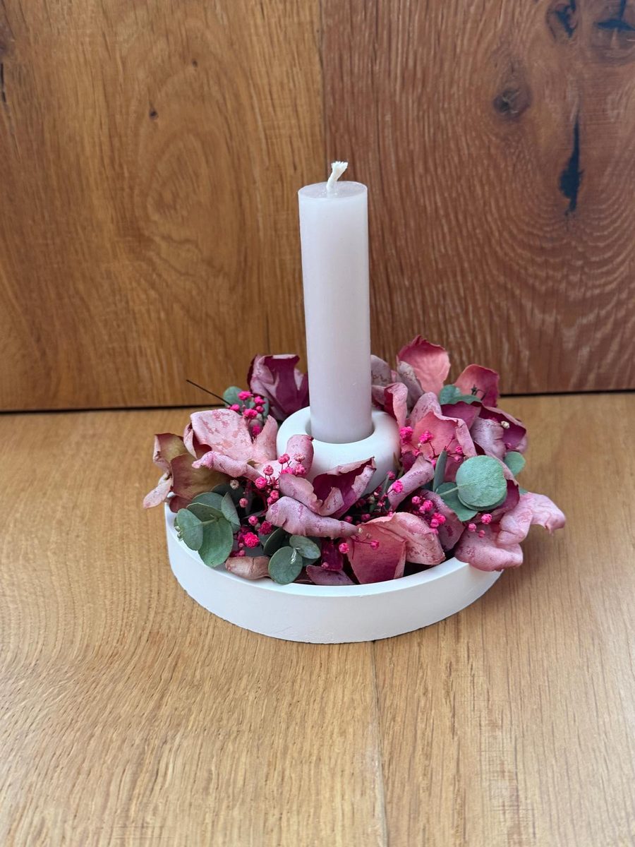 Kerzenhalter mit Trockenblumen-Dekoration und roséfarbener Kerze