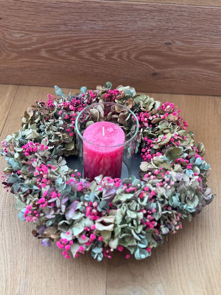 Großer Trockenblumenkranz mit Eukalyptus und pinker Kerze