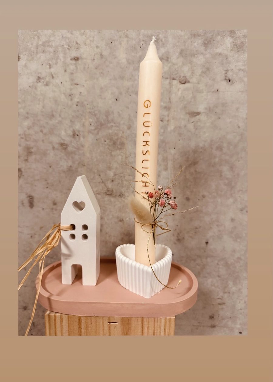 Deko-Arrangement mit Glückslicht-Kerze, Keramikhaus und Trockenblumen