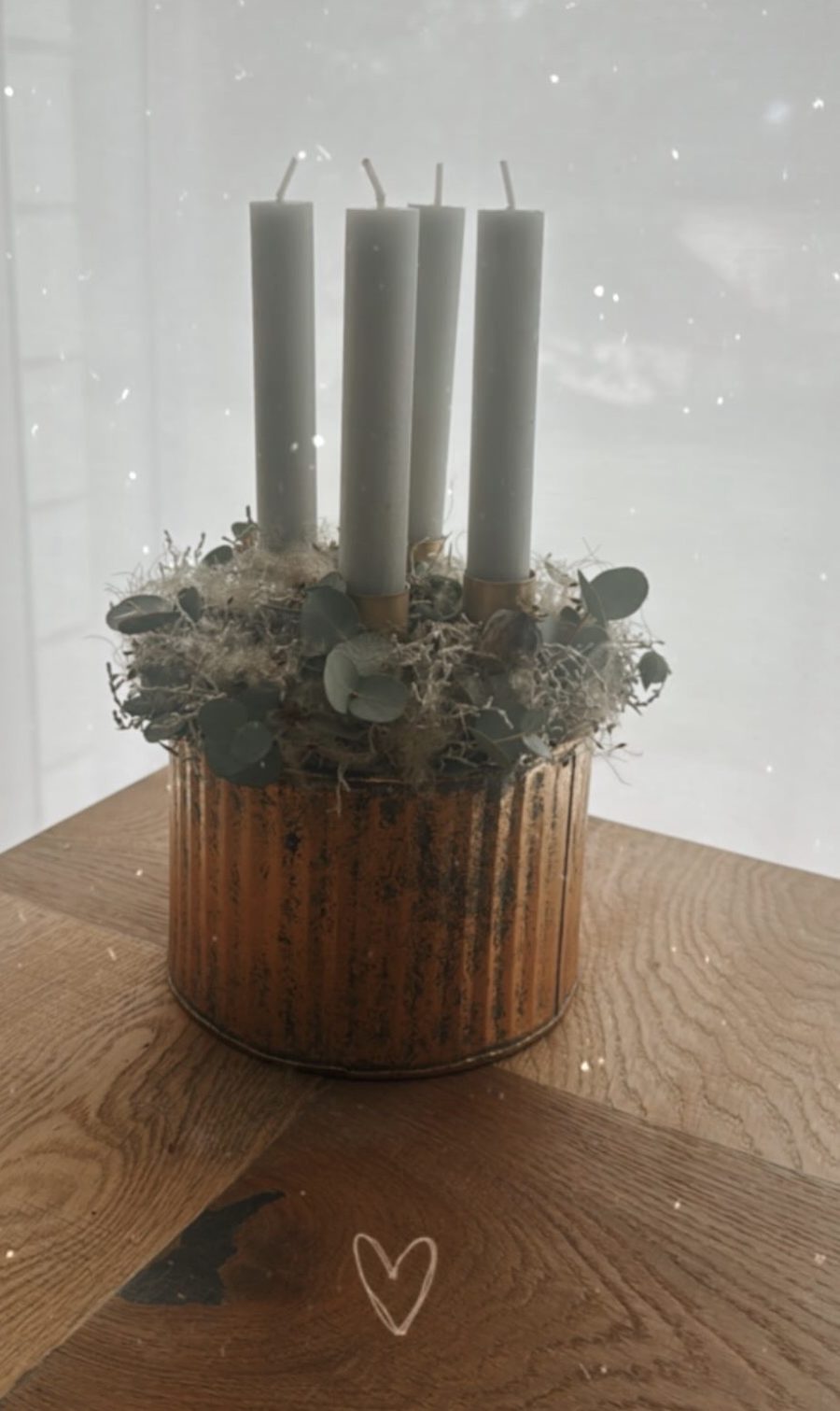 Adventsgesteck mit vier Kerzen in rustikalem Metallgefäß